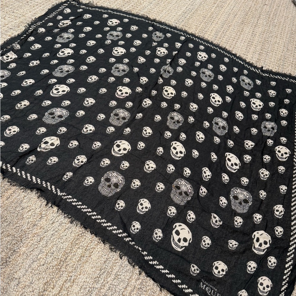 Alexander McQueen Black Skull Scarf - Picture 6 of 10